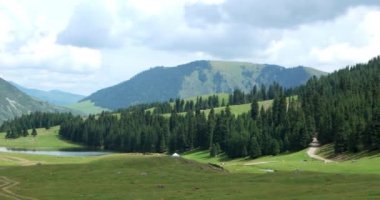 Aksaklık etkisi. Dağlardaki göl. Chon-Ak-Suu. Grigoriev Geçidi. Issyk Kul. Kırgızistan. Video. Ultrahd (4k))
