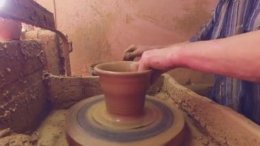 Aksaklık etkisi. Çömlekçi tekerleğinde bir çömlek yaratmak. Video. Ultrahd (4k))