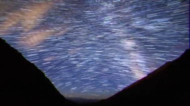 Aksaklık etkisi. Çizgiler şeklindeki yıldızlardan izler. Ay yükseliyor. Yayla Kara-Say (3.800 m.) Kırgızistan. Zaman Atlamalı. Video. Ultrahd (4k))