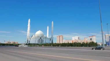 Aksaklık etkisi. Astana, Kazakistan - 12 Ağustos 2016: Astana Manzaraları - Hazreti Sultan Camii, Sanat Üniversitesi Şabıt, Kazak eli Stella, Kazakistan Cumhuriyeti Müzesi, Nur-Sultan. Video. Ultrahd (4k))