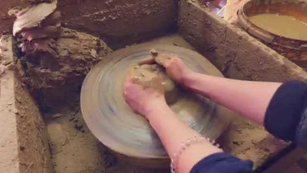 Glitch Effekt Potter Wheel Kvinnors Händer Försöker Göra Potten Video — Stockvideo