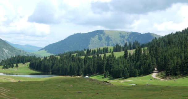 毛刺效果 湖在山里 阿克苏 格里戈里耶夫峡谷伊塞克 库尔吉尔吉斯斯坦 超高清 — 图库视频影像