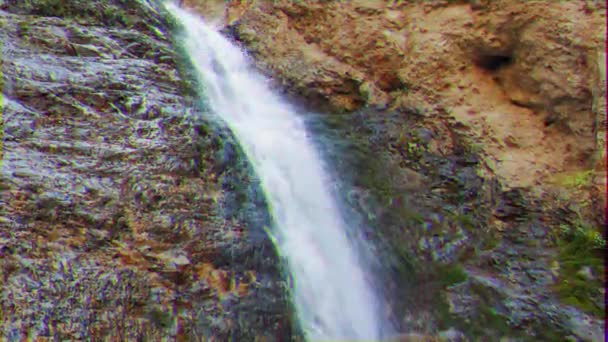 毛刺效果 吉尔吉斯斯坦伊塞克 阿塔山谷的第一个瀑布 超高清 — 图库视频影像