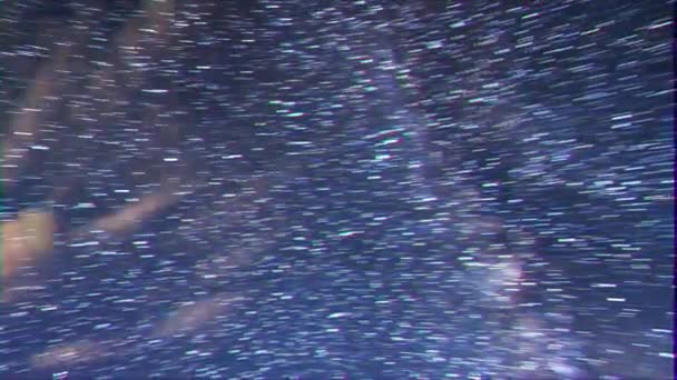 Effet scintillant. Traces d'étoiles sous forme de lignes. La lune se lève. Plateau Kara-Say (3.800 m.) Kirghizistan. Temps écoulé. Vidéo 