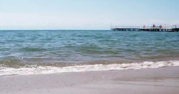 毛刺效果 伊塞克 库尔湖的水 在山的背景 海滩小镇乔尔蓬阿塔 伊塞克库尔 吉尔吉斯斯坦 超高清 — 图库视频影像
