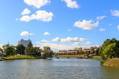 Rusya, Kaliningrad - 25 Eylül 2018: Nizhny Göleti. Sonbahar da