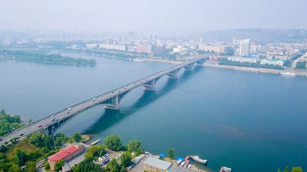 Utsikt över Communal bron över floden Jenisej. Centrera av staden Krasnoyarsk. Ryssland, från Dron — Stockfoto