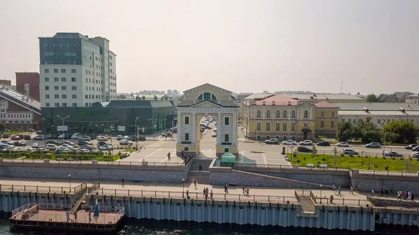 Rusia, Irkutsk - 27 Juli 2018: Gerbang Moskwa. Landmark pada tanggul Sungai Angara, Dari Dron — Stok Foto