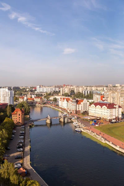 Luz del atardecer del centro de Kaliningrado. Puente del Jubileo, Peces — Foto de Stock