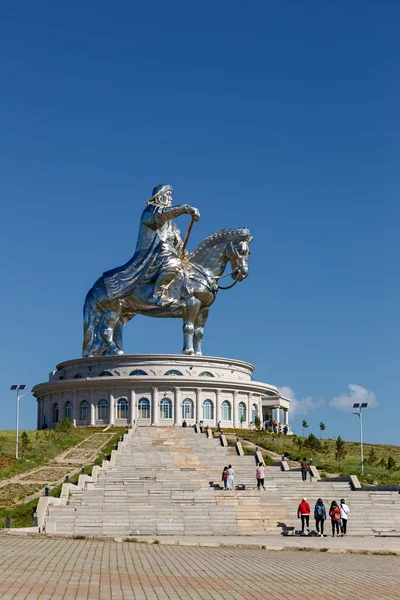 Reiterstandbild des Dschingis Khan bei sonnigem Wetter. Mongolei, ul — Stockfoto