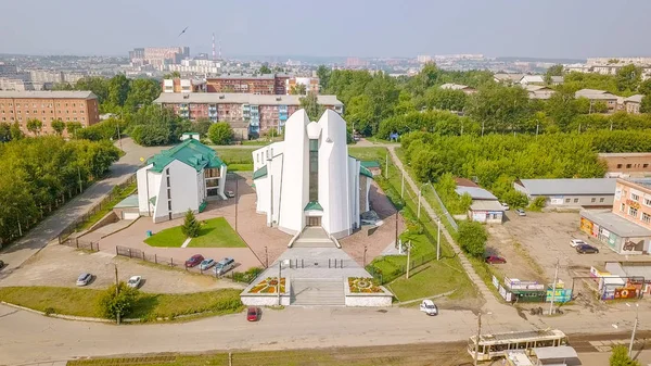 Rusya, Irkutsk - 27 Temmuz 2018: Tanrı'nın annesi tertemiz kalbinde katedral. Katolik Kilisesi, Protestan Kilisesi. Mimari tarzı - yapısalcılık, Dron üzerinden 