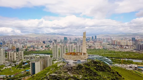 Ulaanbaatar, Mongólia. Memorial aos soldados soviéticos em Zaisan Tolgoi. complexo em honra do apoio do Exército Vermelho à Revolução do Povo Mongol, de Drone — Fotografia de Stock