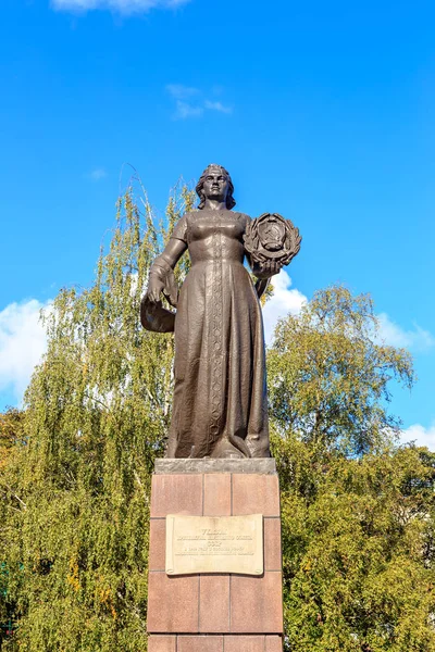 Rusia, Kaliningrado - 25 de septiembre de 2018: El monumento "Madre R — Foto de Stock