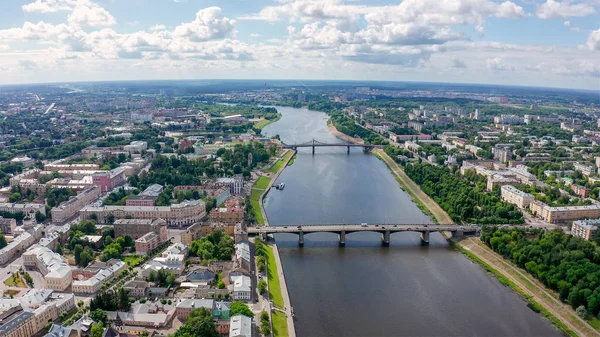 Panorama de la ciudad de Tver, Rusia. Vista aérea. Río Volga, Puente Viejo, Desde el Drone —  Fotos de Stock