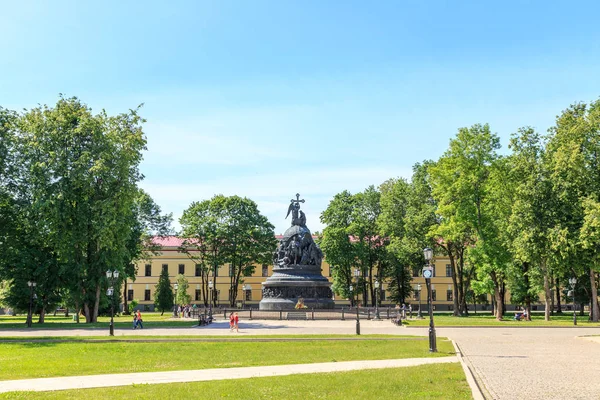 Veliky Novgorod, Rusia - 19 de junio de 2019: Monumento "Milenio de — Foto de Stock