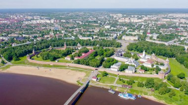 Veliky Novgorod, Rusya. Novgorod Kremlin (Detinets), Volkhov Nehri. Şehir üzerinde uçuş, Drone Gönderen 