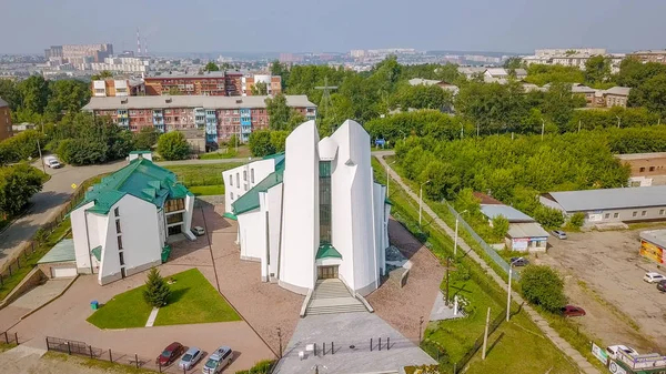 Rusko, Irkutsk - 27. července 2018: Katedrála Neposkvrněnému srdci Matky Boží. Katolická církev, Evangelická církev. Architektonický styl - konstruktivismus, od Dron — Stock fotografie