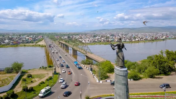 Rússia, Ulan-Ude - 03 de agosto de 2018: hospitable Buryatia. Monumento, escultura. Instalado nas margens do rio Selenga, a partir de Drone — Fotografia de Stock