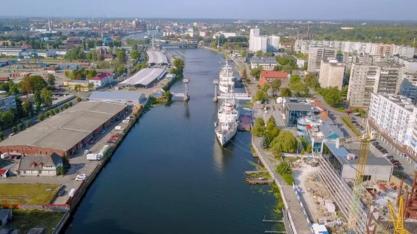 Rusko, Kaliningrad - 21 září 2018: Vědecko výzkumné plavidlo Kosmonavt Viktor Pacajev, plavidlo viťaz. Lodě exponáty muzea světového oceánu na molu, z Drone — Stock fotografie