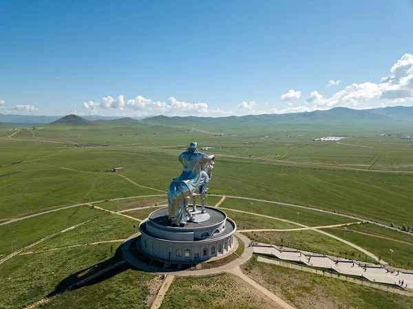 Ruiterstandbeeld van Dzjengis Khan in zonnig weer. Mongolië, Ul — Stockfoto