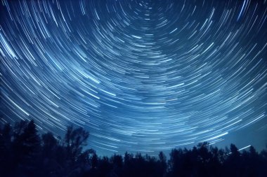 Yıldızlı gökyüzü kutup yıldızı döner. F içinde iz bırak