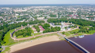 Veliky Novgorod, Rusya. Novgorod Kremlin (Detinets), Volkhov Nehri. Şehir üzerinde uçuş, Drone Gönderen 