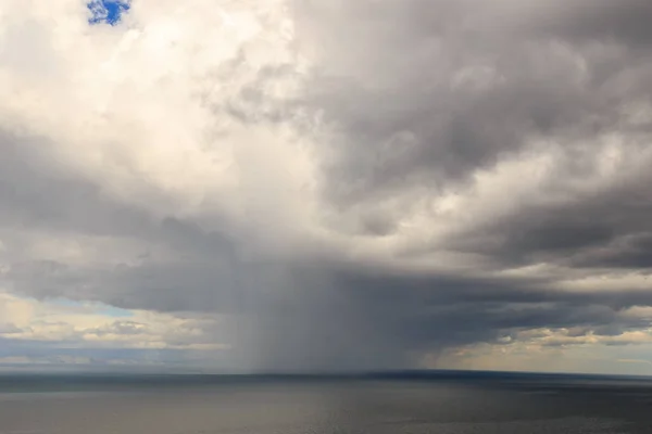 Hujan di atas Danau Baikal. Cuaca berawan — Stok Foto