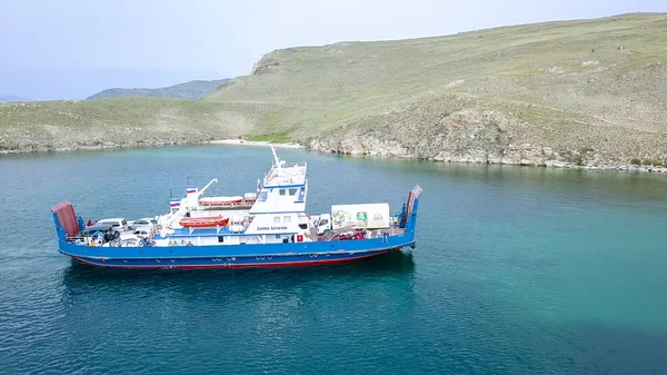 Rusya, Olkhon - 27 Temmuz 2018: Bağlama feribot meni Batagayev. Deniz baykal. Olkhon Adası'na feribot. Ada., üzerinden dron taraftan — Stok fotoğraf