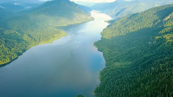 Panoráma Tyeleckoje Hegymászás Felhők Oroszország Altaj Hegyek Erdők Drone — Stock Fotó