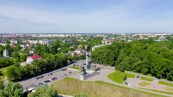 Veliky Novgorod, Rusland. Overwinnings monument. Het Kremlin van Novgorod (Detinets), de rivier de Volkhov, van de drone — Stockfoto