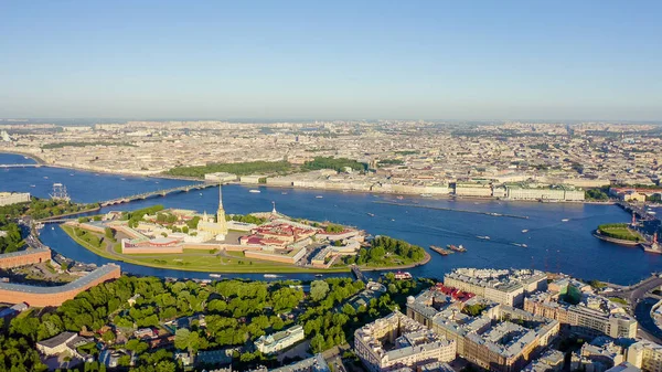 圣彼得堡，俄罗斯。涅瓦河黑尔岛和阿特利岛的全景鸟瞰图。彼得-帕维尔要塞三一桥。瓦西里耶夫斯基岛口水，来自无人机 — 图库照片