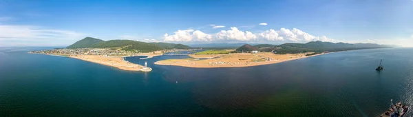 Rusia, Lago Baikal. El faro en la orilla del lago. Mo. — Foto de Stock