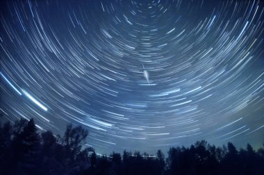 Yıldızlı gökyüzü kutup yıldızı döner. F içinde iz bırak