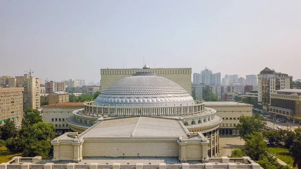 Rusia, Novosibirsk - 19 de julio de 2018: Teatro Académico Estatal de Ópera y Ballet de Novosibirsk, Desde Dron — Foto de Stock