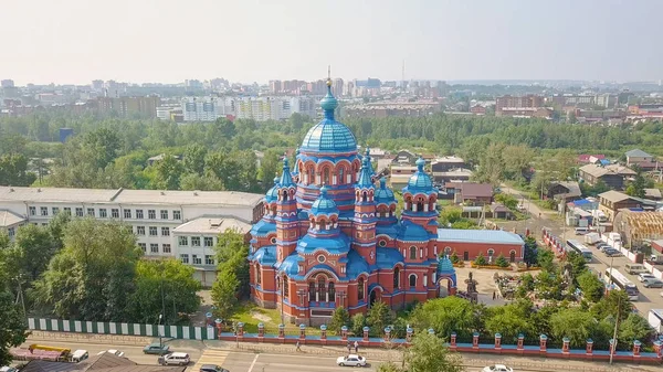 Rusia, Irkutsk. Iglesia del Icono de la Madre de Dios de Kazán en Craft Sloboda. Iglesia ortodoxa, Iglesia protestante, Desde Dron —  Fotos de Stock