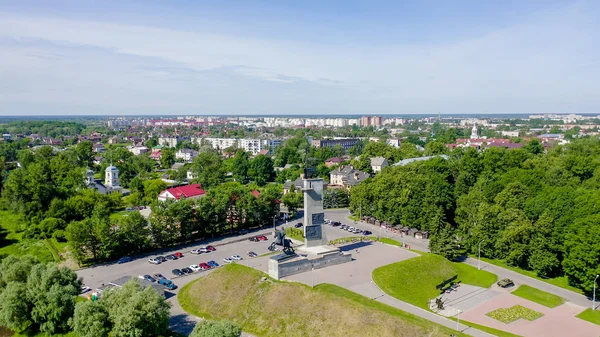 Veliky Novgorod, Rusland. Overwinnings monument. Het Kremlin van Novgorod (Detinets), de rivier de Volkhov, van de drone — Stockfoto