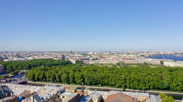 Panorámafotó Szentpétervár városközpontjába világos napsütéses időben, Oroszországból, drone-ból — Stock Fotó