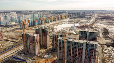 Rusya, Ekaterinburg. Bölge Akademik. Drone'dan ilçenin eteklerinde yeni binaların inşası 