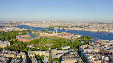 Saint-Petersburg, Rusya. Neva Nehri. Hare Adası ve Artelery Adası'nın panoramik havadan görünümü. Peter-Pavel'in Kalesi. Trinity köprüsü, Drone'dan 