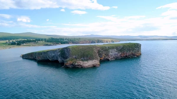 Vuelo sobre tierra y agua. Rusia, Baikal, Bay Small Sea. Island Kharantsy. Cerca de Olkhon Island, Desde Drone — Foto de Stock