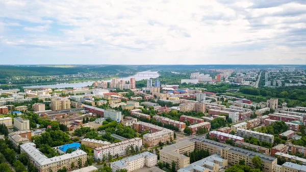 Panorama de la ciudad desde una vista de pájaro. Kemerovo, Rusia, Desde Dron —  Fotos de Stock