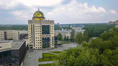 Yeni ana bina Novosibirsk State University. Novosibirsk, Rusya Federasyonu. Akademgorodok, Dron üzerinden 