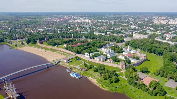 Veliky Novgorod, Russia. Novgorod Kremlin (Detinets), Volkhov River. Flight over the city, From Drone — Stock Photo, Image