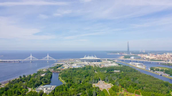 Saint-Petersburg, Ryssland-18 juni 2019: Gazprom Arena. Västlig hög hastighet diameter, Lakhta Center. Gazprom huvudkontor, från Drone — Stockfoto