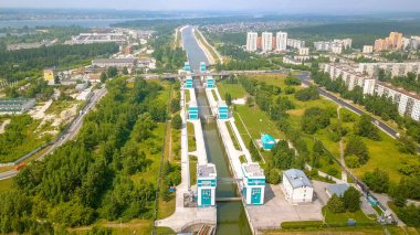 Novosibirsk hidroelektrik santrali Ob Nehri üzerinden Dron üzerinde nakliye ağ geçidi 