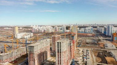 Rusya, Ekaterinburg. Bölge Akademik. Drone'dan ilçenin eteklerinde yeni binaların inşası 