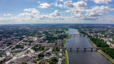 Tver şehrinin panoraması, Rusya. Havadan görünüm. Volga Nehri, Drone'dan 