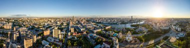 Panorama adlı günbatımı. Ekaterinburg şehir merkezi. Russ