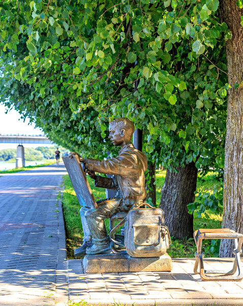 Великий Новгород, Россия - 19 июня 2019 года: Памятник "Молодой художник
"