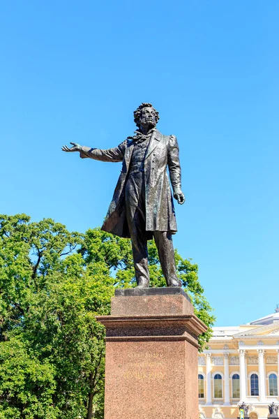 Sint-Petersburg, Rusland. Monument monument voor A.S. Pushkin op een — Stockfoto